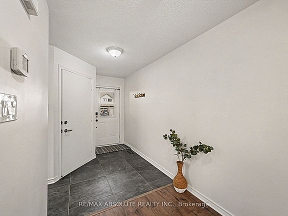 2nd image of 13 Spruce Cres