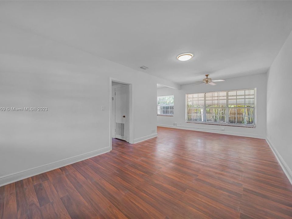 1st image of 950 NE 111th St #952