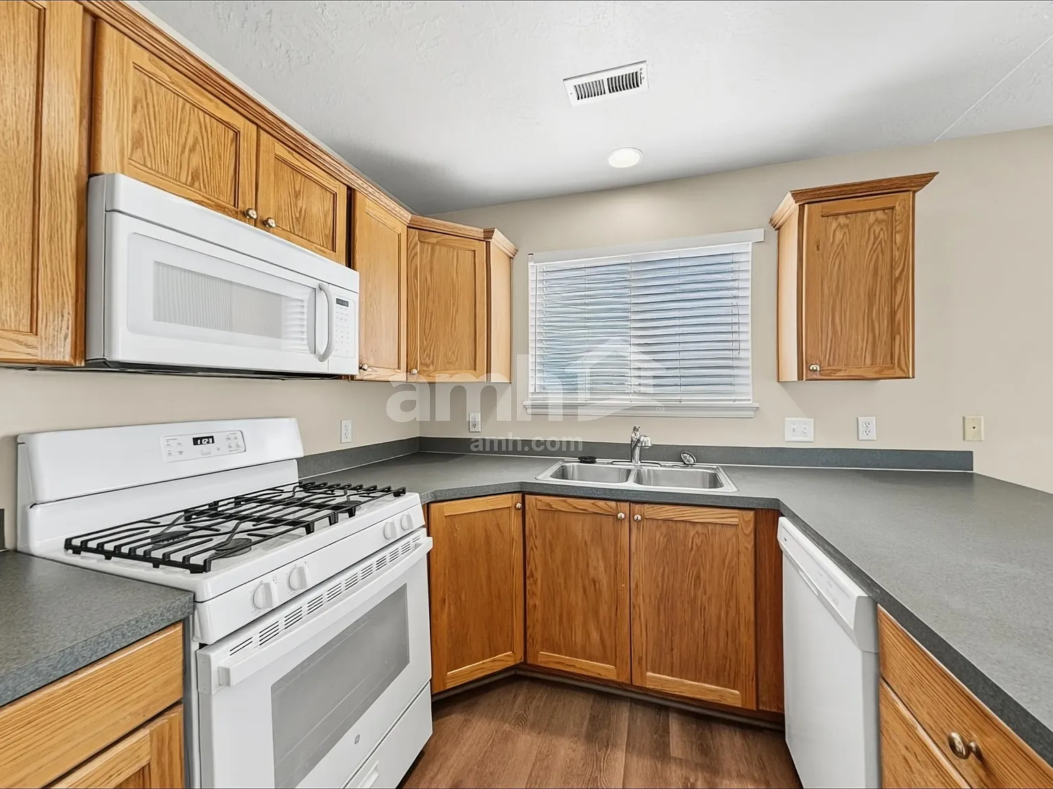3 bed, 2.0 bath, 1399 sqft, $2,120 — Photo 3
