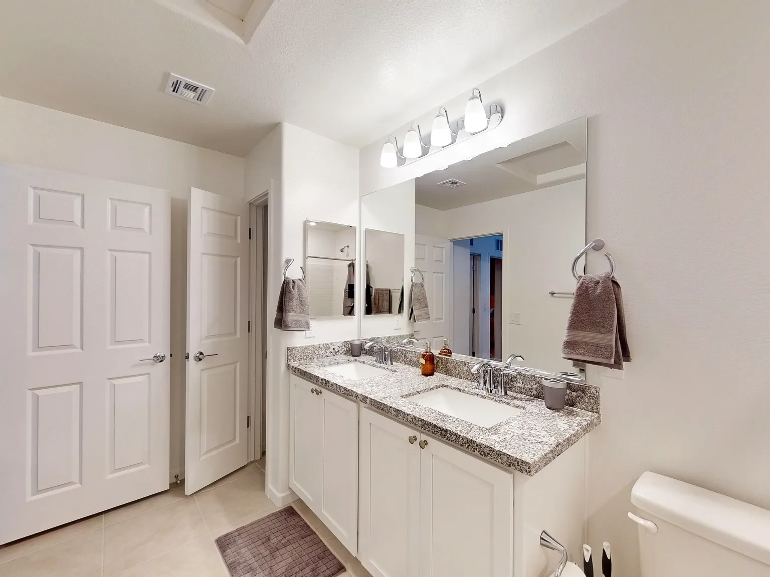 4 bed, 3.5 bath, 2040 sqft, $2,100 — Photo 2