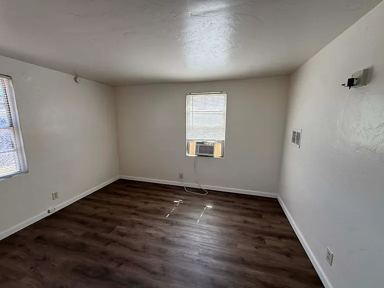 5021 E 1st St — Photo 11