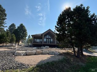 911 Caddy Ln, Cascade, ID 83611