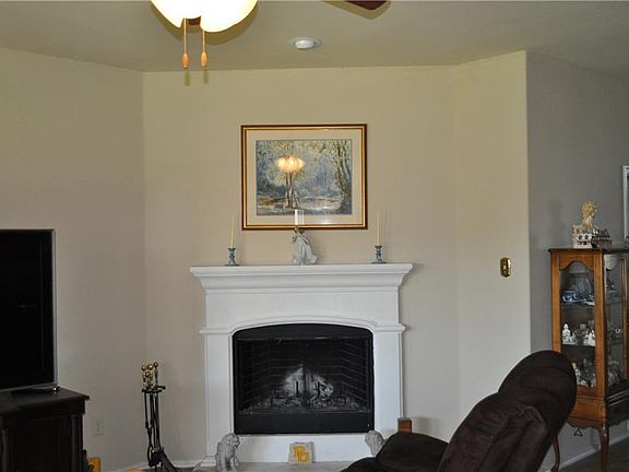 3rd image of 125 Lacy Oak Ln