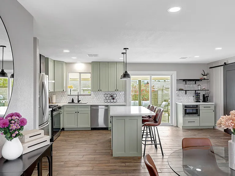 425 E Fillmore St — Photo 1