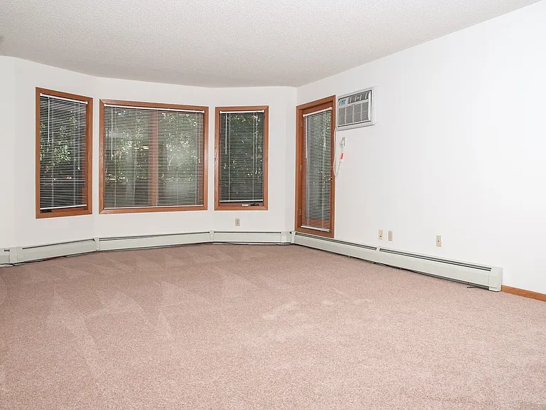 Vernon Oaks Apartments — Photo 7