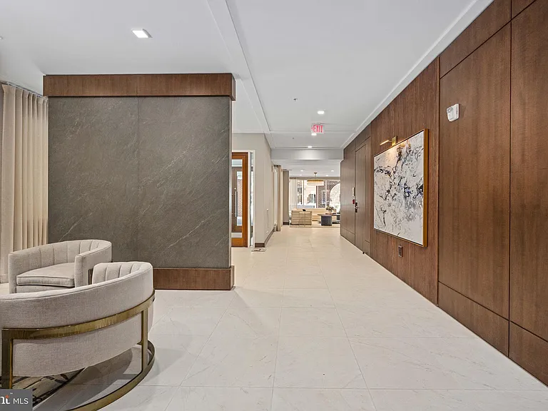 625 Slaters Ln #404 — Photo 4