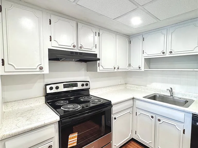 2043 W Allen St #A — Photo 9