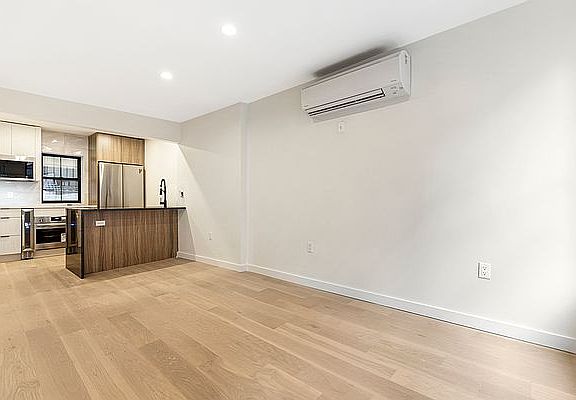 3rd image of 140 Mulberry St APT 1