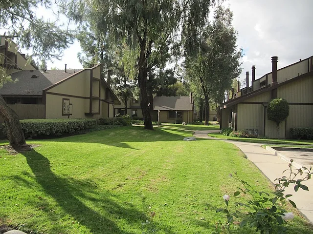 2 bed, 936 sqft, $1,900 — Photo 2