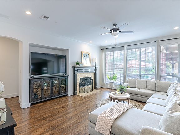 3rd image of 901 Woodcliff Dr