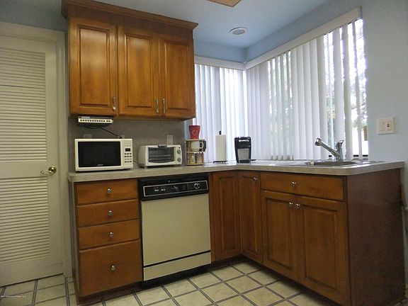 2nd image of 1194 Thornbury Lane #B
