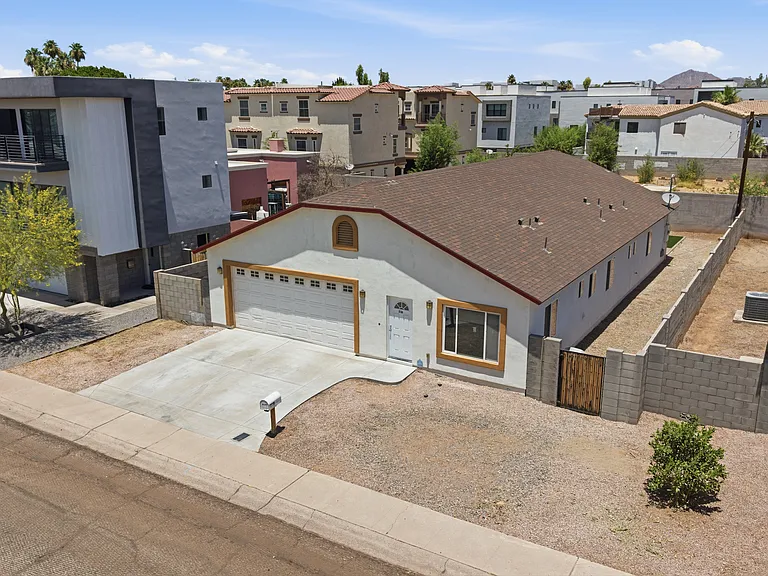 516 W Brown St — Photo 29