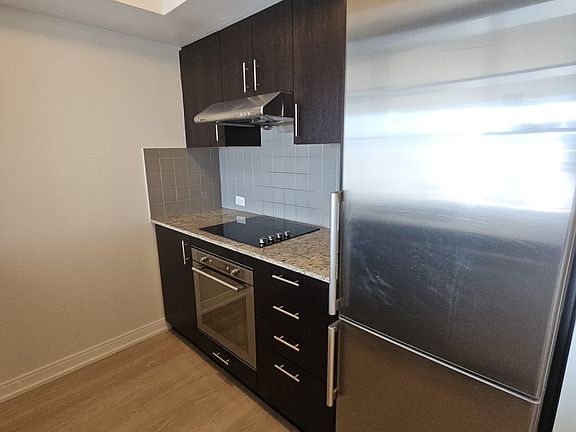5th image of 255 Village Green Sq #2206