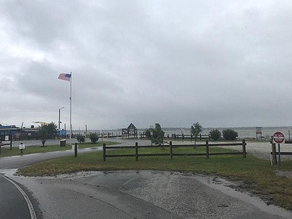Public Boat Ramp & restaurants within 1 block