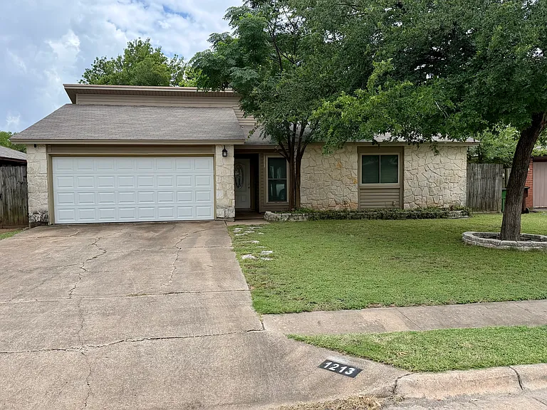 1213 Troy Ln — Photo 6