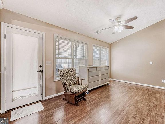 5th image of 733 Sycamore Dr