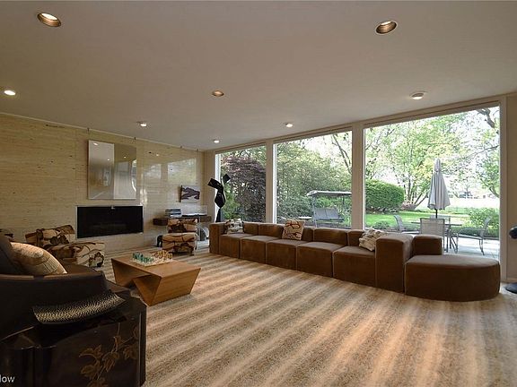4th image of 22400 Canterbury Ln