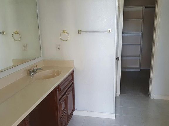 5th image of 320 Fountain Dr