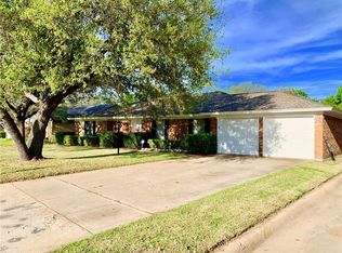 2915 Fox Hill Dr, Arlington, TX 76015