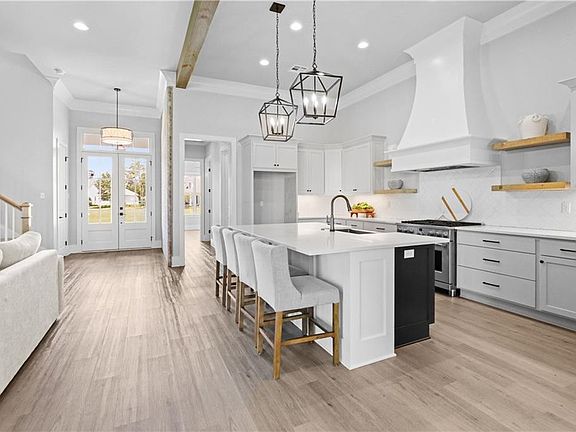 5th image of 144 Laura Ln
