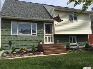 295 East Dr, Copiague, NY 11726