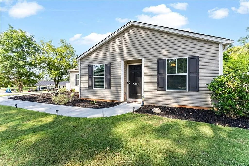3 bed, 1014 sqft, $1,800 — Photo 2