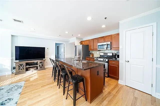 1331 Grand St #307 — Photo 6