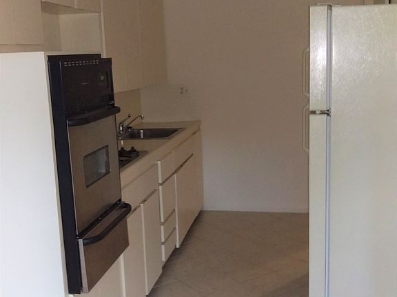 3rd image of 2106 Hoyt Ave S #2
