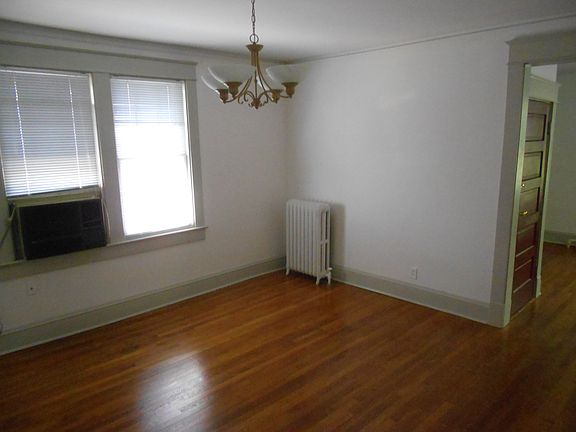 3rd image of 931 Jamestown Cres #B