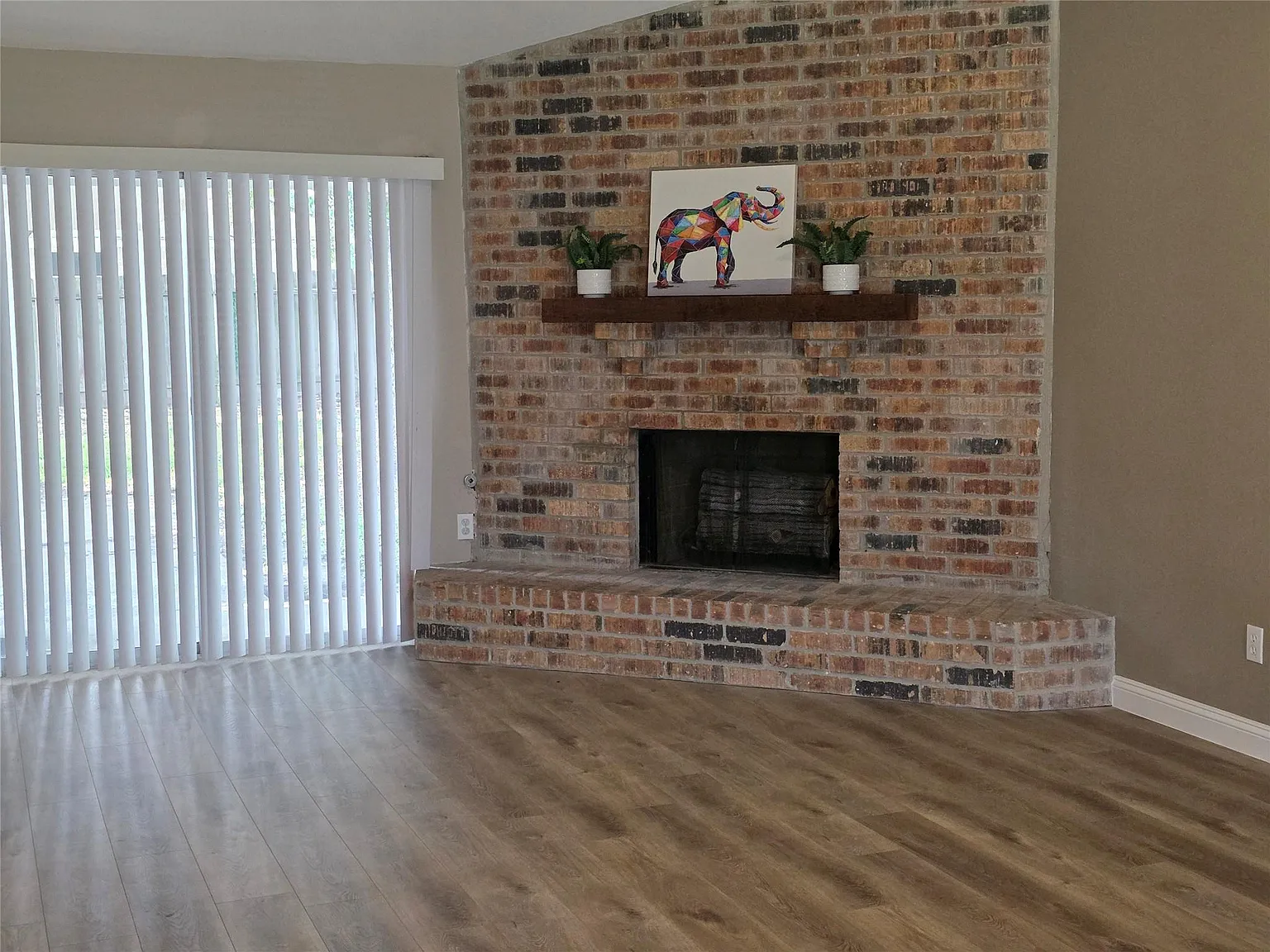 4 bed, 2.5 bath, 2394 sqft, $2,100 — Photo 3
