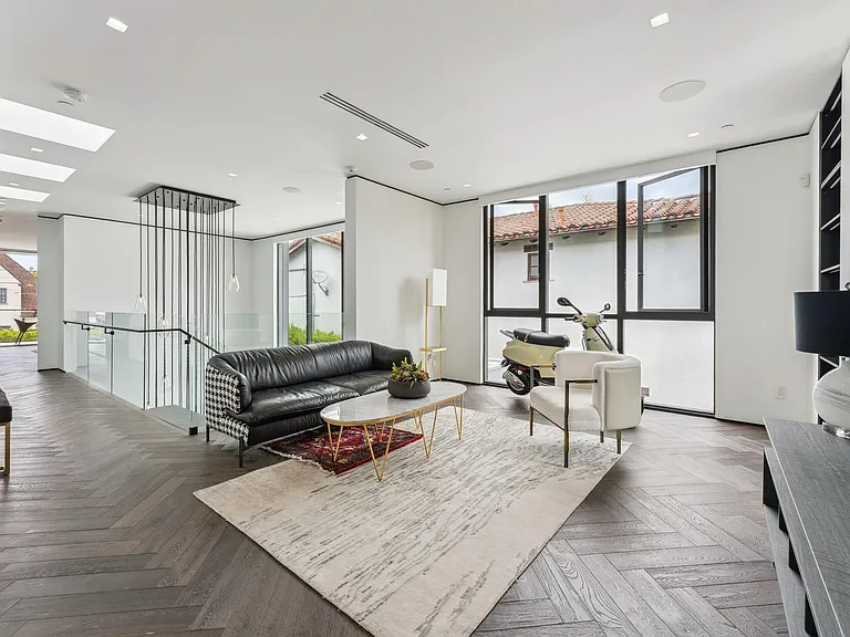 213 S La Peer Dr — Photo 38