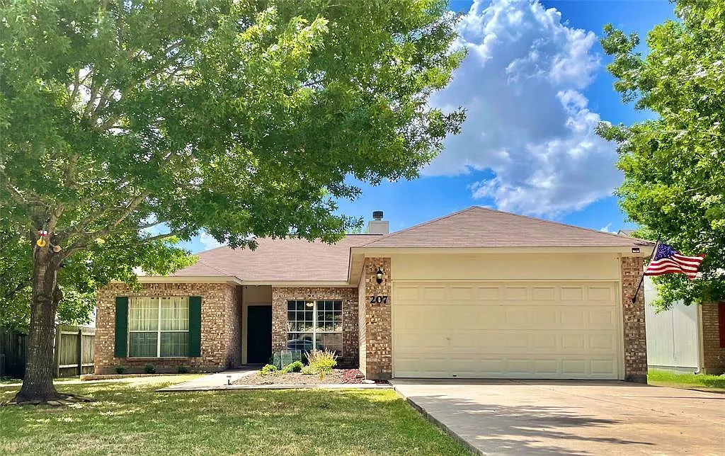 3 bed, 2.0 bath, 1229 sqft, $1,800 — Photo 1