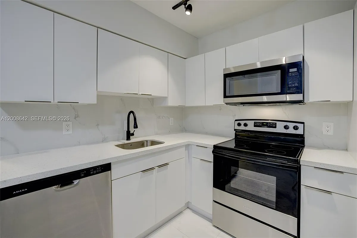 Building Photo - 1740 Funston St #3
