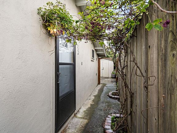 3rd image of 385 Larkspur Dr