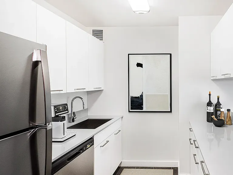 321 W 54th St #404 — Photo 3