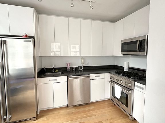 5th image of 99 John St APT 2405