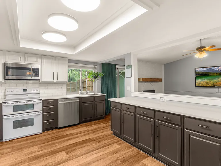 washer & dryer included!