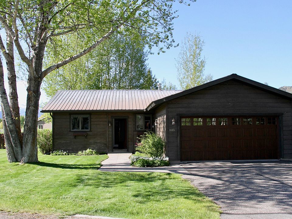 1st image of 1685 W Quarterhorse Dr