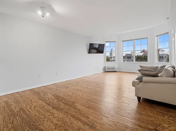 30 Freedom Way image 5 of 38