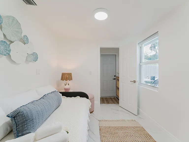 817 SW 17th St — Photo 10