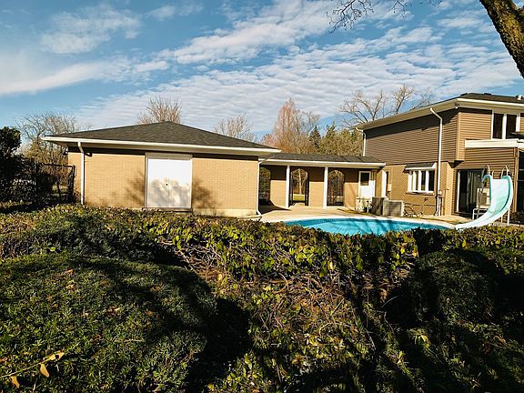 3rd image of 57 Graymoor Ln