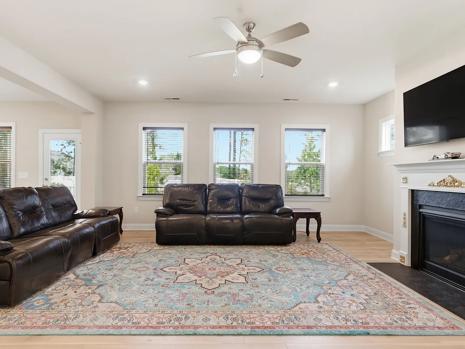 5 bed, 4.5 bath, 3600 sqft, $3,499 — Photo 3