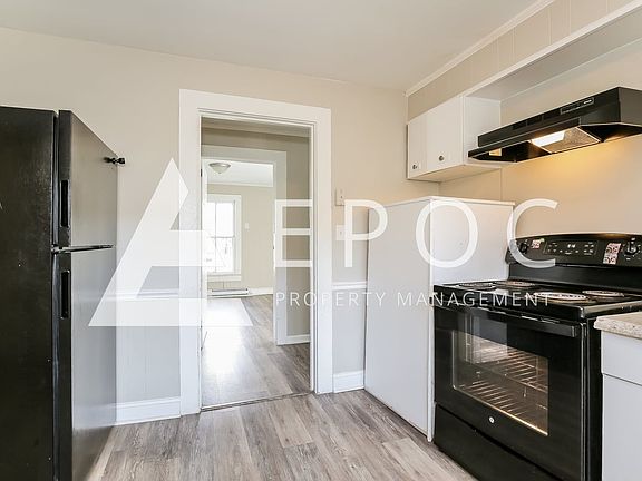 3rd image of 810 Oakley St