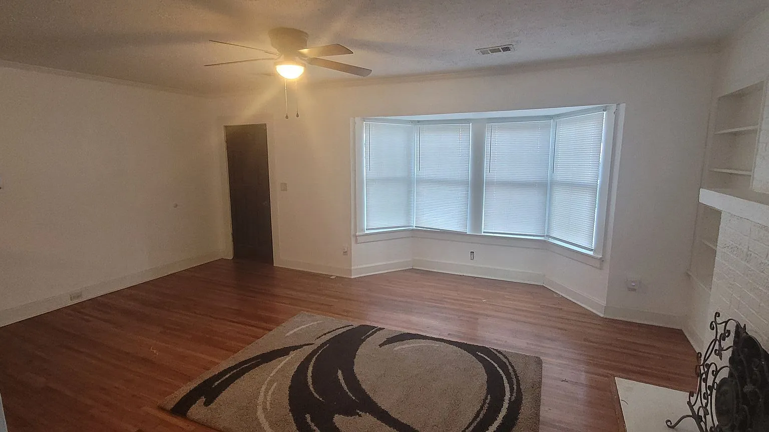 2-bedroom, 1 bathroom — Photo 3