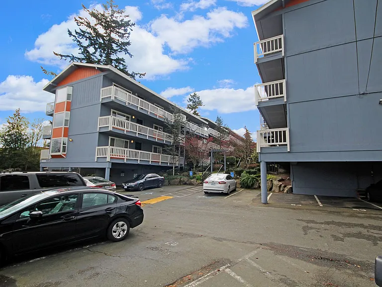 Lakeside Apartments — Photo 26