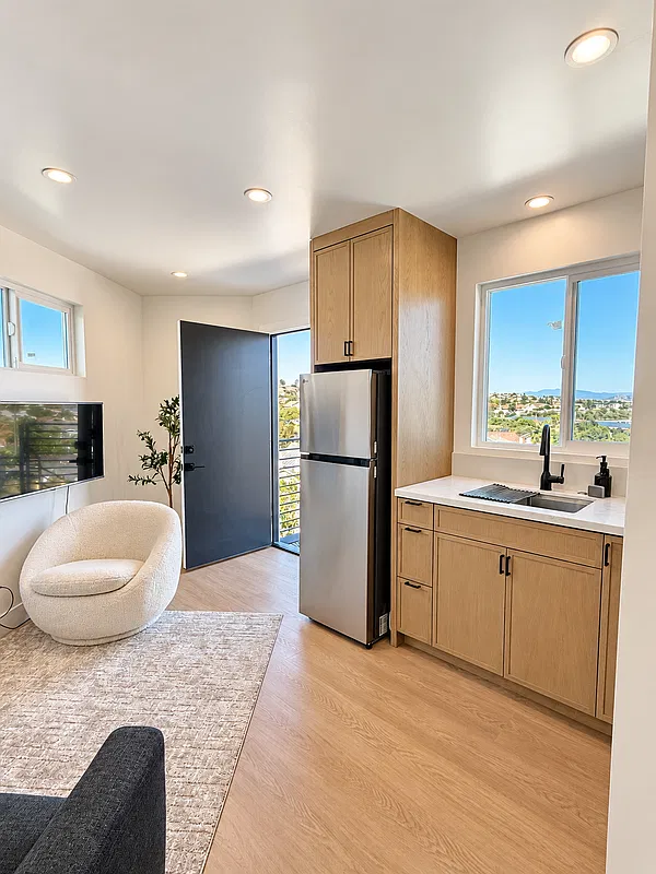 1 bed, 1.0 bath, 400 sqft, $2,490 — Photo 2