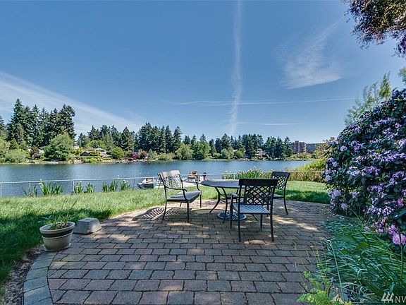 Community patio & barbeque area