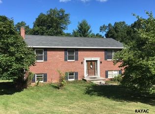 20 Breezewood Dr, New Oxford, PA 17350