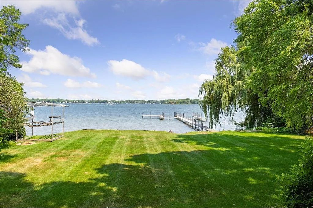4 bed, 7300 sqft, $6,900 — Photo 3