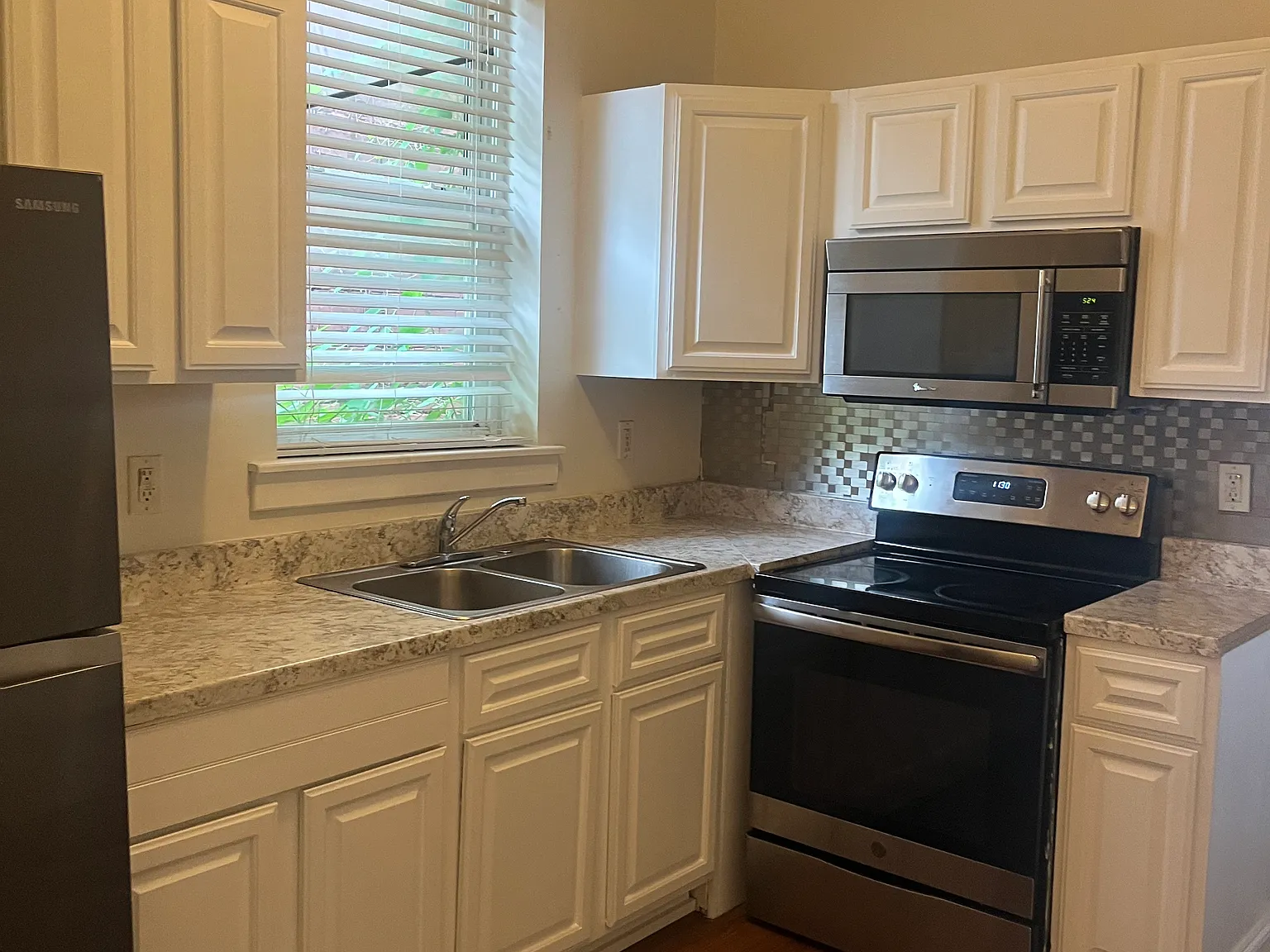 1200 S Willow Street — Photo 3